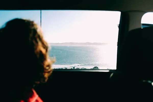 Personne dans un flou assis à l'intérieur d'une voiture et regardant la belle mer de l'intérieur — Photo