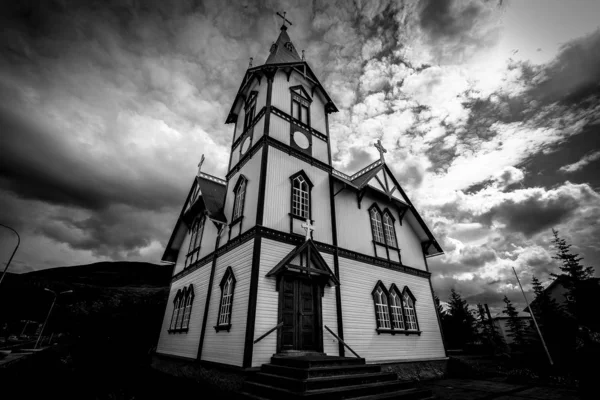 Aufnahme einer Kirche unter wolkenverhangenem Himmel in Schwarz-Weiß — Stockfoto