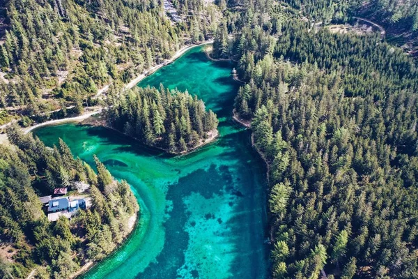 Belo tiro aéreo de um rio azul correndo em uma floresta — Fotografia de Stock