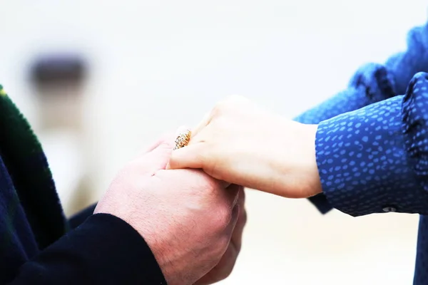 Main Dans Main Avec Une Bague Fiançailles — Photo