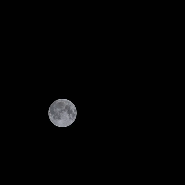 피치 검은 어두운 하늘에서 아름다운 회색 달의 클로즈업 — 스톡 사진