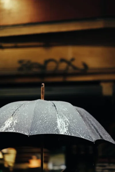 Ombrello bagnato nero macchiato dopo la pioggia — Foto Stock