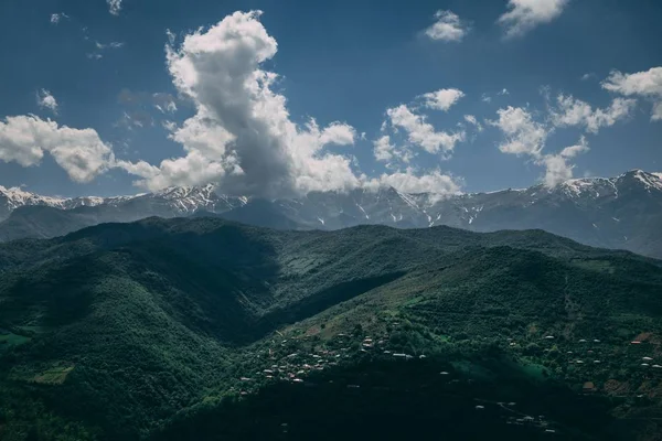 Lotnicze strzał pięknych zielonych ziem i wzgórz Armenii z niesamowitym zachmurzone niebo — Zdjęcie stockowe
