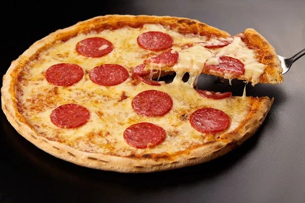 Pizza salame piccante — Foto Stock