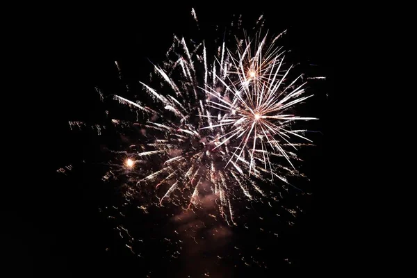 Hermosa toma de coloridos fuegos artificiales en erupción y estallidos en el cielo nocturno — Foto de Stock