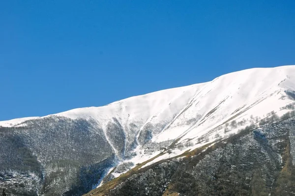 Bela paisagem das montanhas rochosas e nevadas no campo — Fotografia de Stock