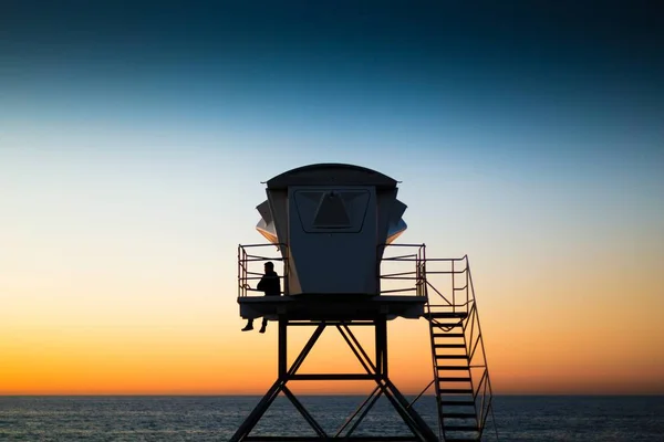 Záchranní Stráž Pláži Strážní Věži Při Západu Slunce — Stock fotografie