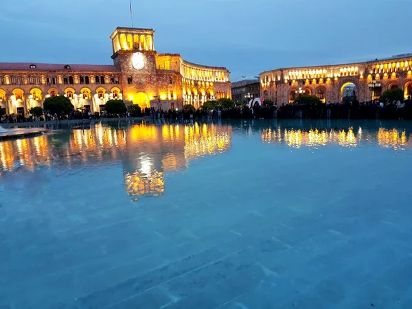 Torre dell'orologio della piazza della Repubblica in Armenia, Erevan la sera con riflessi nell'acqua — Foto Stock