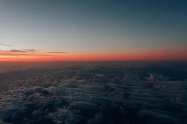 Foto aérea de nubes y cielo rojo tomada desde lo alto — Foto de Stock