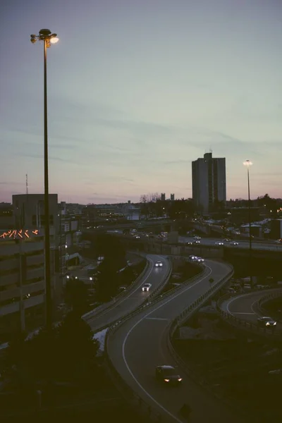 Hermosa toma vertical aérea de la autopista de la ciudad por la noche — Foto de Stock