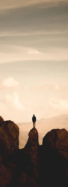 Одинокий Турист Вершине Горы — стоковое фото