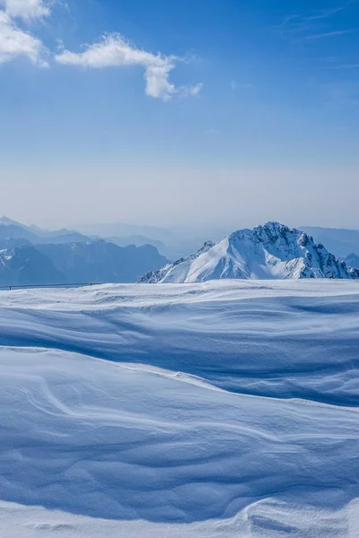 霧に覆われた高い白い丘の頂上と山々の美しいショット — ストック写真