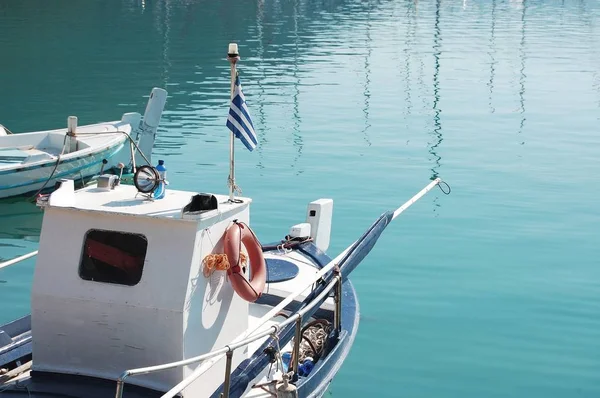 Primer plano de un barco descansando sobre el agua en un día soleado en las islas griegas —  Fotos de Stock