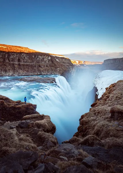 Vacker Bild Ett Vattenfall Steniga Berg — Stockfoto