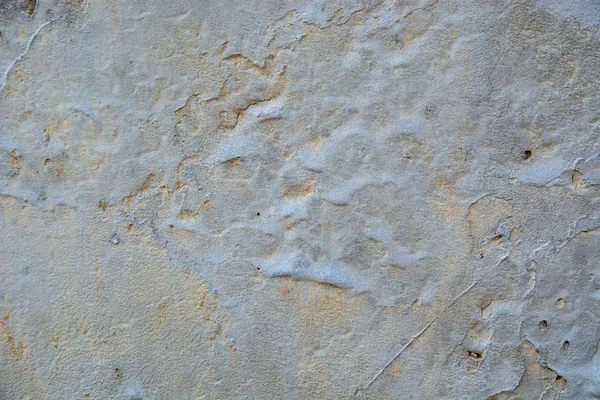 油絵の残り物で損傷した汚れた大理石の壁のクローズアップショット — ストック写真