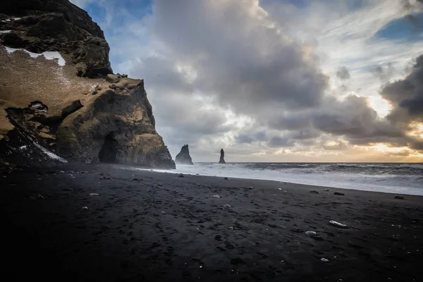 Wunderschöne Meeresküste bei Vik, Island mit atemberaubenden Wolken und Felsen an der Seite — Stockfoto