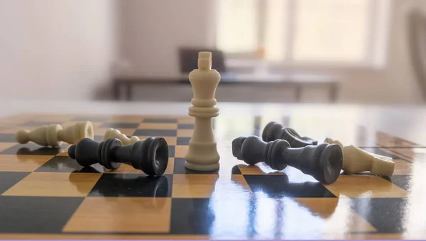 Bulanık beyaz arka planlı bir satranç tahtasında satranç figürlerinin yakın çekim çekimi — Stok fotoğraf