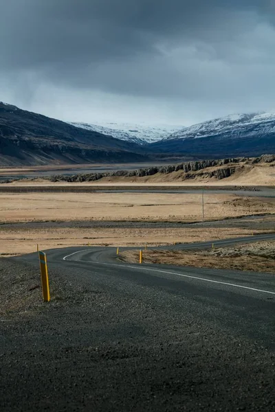 Uma estrada estreita em um campo — Fotografia de Stock