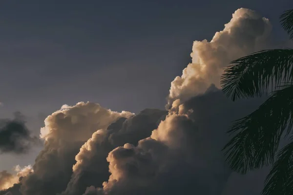 Vackert skott av den fantastiska himlen med hisnande stora vita moln nära stranden — Stockfoto