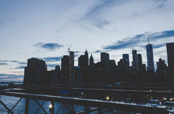 Bellissimo ponte di Manhattan con la città sullo sfondo — Foto Stock