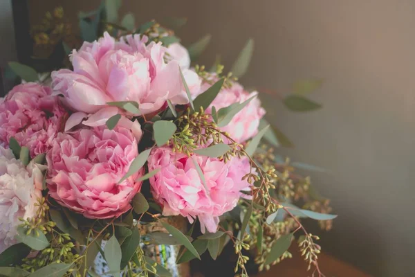 Крупный план букета розовых роз и других цветов с зелеными листьями — стоковое фото
