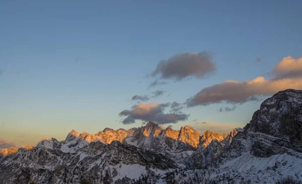 Hermosas Montañas Rocosas Cubiertas Nieve Con Hermoso Cielo Nublado —  Fotos de Stock