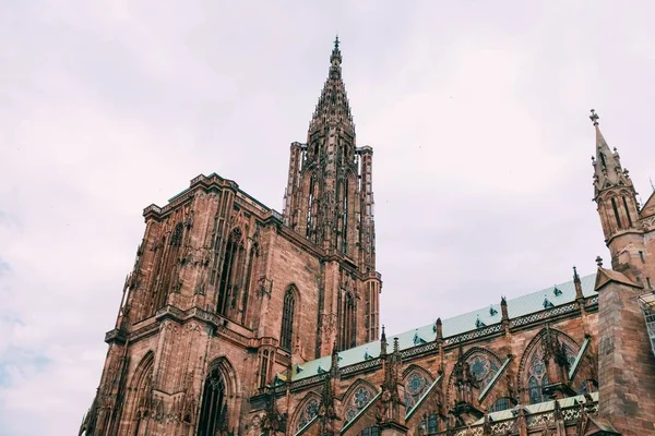 Fotografia de baixo ângulo da Catedral de Estrasburgo ou da Catedral de Nossa Senhora de Estrasburgo — Fotografia de Stock