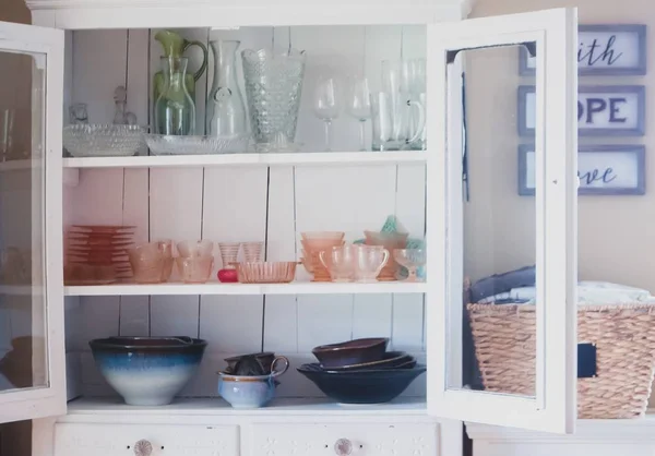 Знімок білої полиці з різними видами керамічного і скляного посуду в ньому — стокове фото
