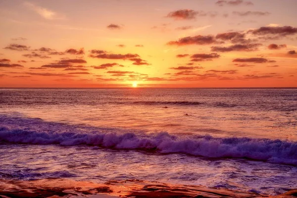 Hermosa toma de las olas del mar durante la hora dorada en la playa —  Fotos de Stock