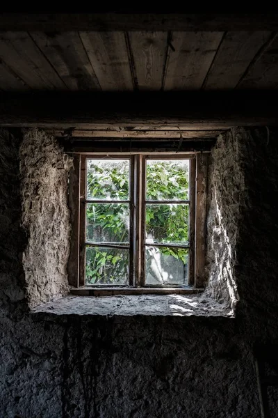 Raam in een oud stenen huis met uitzicht op de tuin — Stockfoto