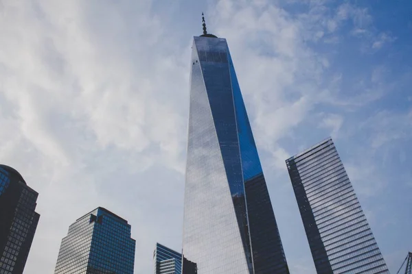 Un plan à faible angle des centres d'affaires gratte-ciel de New York — Photo