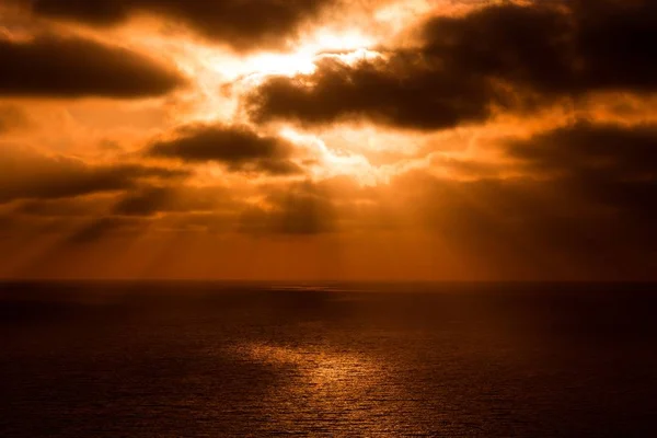 Una Puesta Sol Impresionante Sobre Mar Con Nubes Oscuras Sol —  Fotos de Stock