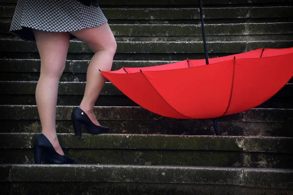 Una mujer con un paraguas rojo — Foto de Stock