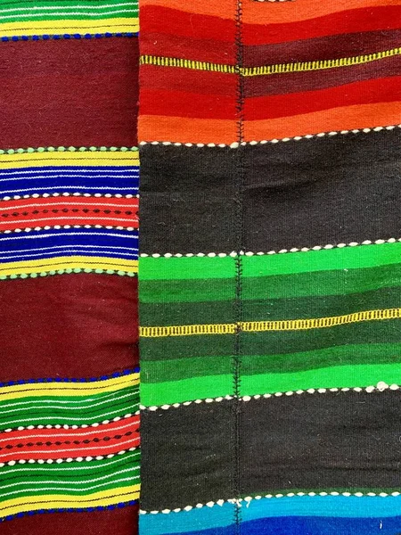 Вертикальный кадр из узорчатой цветной ткани — стоковое фото