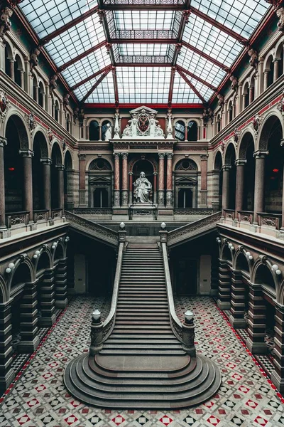 Verticale indoor shot van Palace of Justice in Wenen, Oostenrijk — Stockfoto