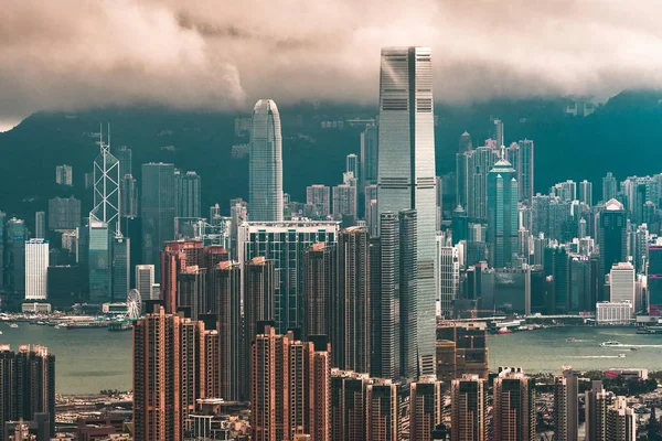 背景には息をのむような雲を持つ都市の素晴らしい建築物の広いショット — ストック写真