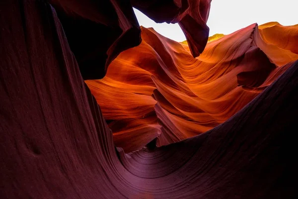 Captura de ángulo bajo del Antelope Canyon en Arizona durante el día — Foto de Stock