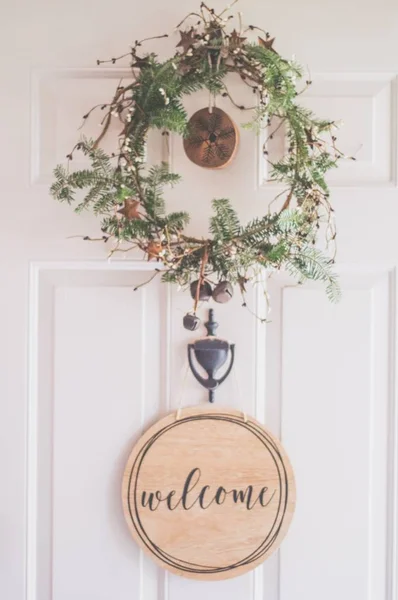 Photo of a White Door With a Hanging Wreath and Welcome Decor — 스톡 사진
