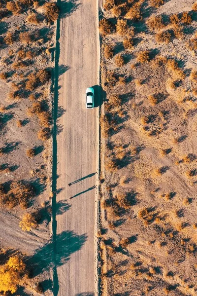 Drone Aéreo Aéreo Disparado Uma Estrada Deserta Estreita Com Carro — Fotografia de Stock