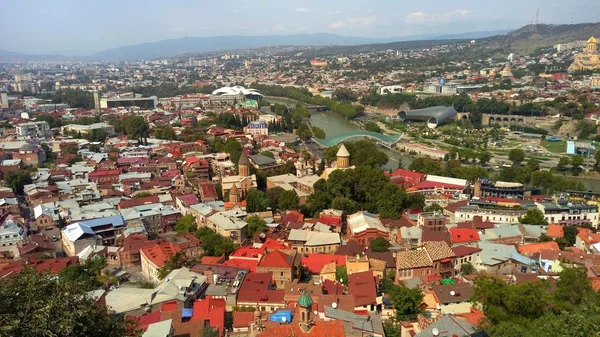 Luchtfoto van gebouwen naast elkaar in de buurt van een Rive in Tbilisi City, Georgia — Stockfoto