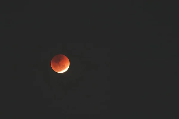 Belo tiro de lua vermelha no céu escuro — Fotografia de Stock