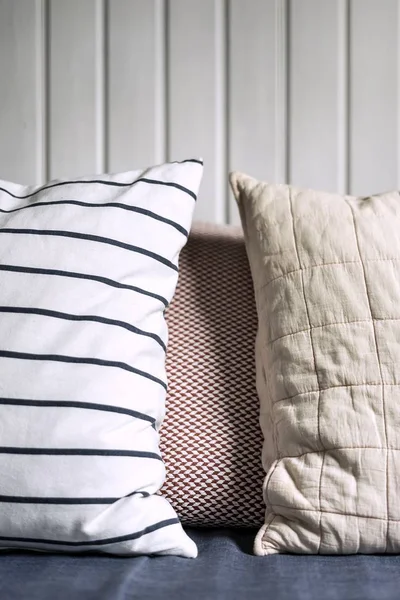 Dwie poduszki obok siebie z białym tłem — Zdjęcie stockowe