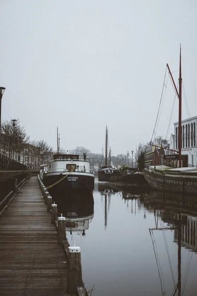 Barcos Doca Uma Cidade Costeira Com Céu Cinzento — Fotografia de Stock