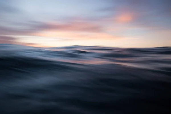Krásná zápleta z úžasné struktury vody v oceánu — Stock fotografie
