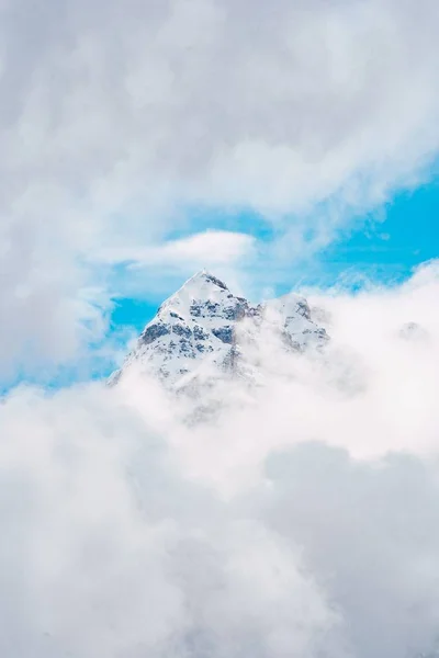 Una Hermosa Toma Aérea Pico Montaña Rodeado Increíbles Nubes Impresionantes —  Fotos de Stock