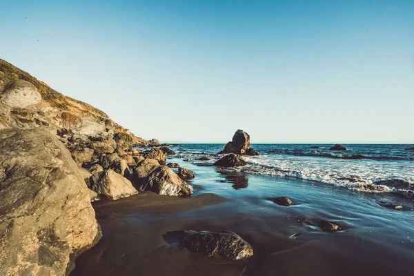 Las Olas Playa Golpean Orilla Con Rocas Día Soleado Con — Foto de Stock