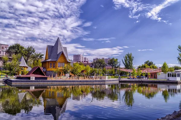 Schöner see in einem park in armenien, yerevan — Stockfoto