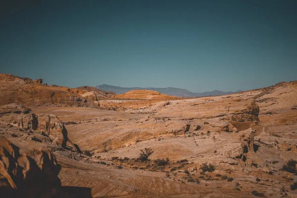 Beau cliché de hauts rochers désertiques avec un beau ciel clair — Photo