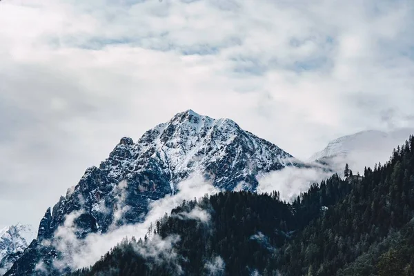 Eine Schöne Aufnahme Von Nebligen Und Bewölkten Hohen Felsbergen Winter — Stockfoto