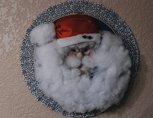Close-up shot van een Santa Claus decor op een muur — Stockfoto